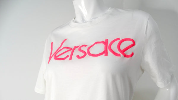 Tシャツ・カットソー VERSACE Logo embroidery t-shirt Pink 10188981A13610 Fringed Embroidered Logo Slim-Fit T-Shirt | VERSACE