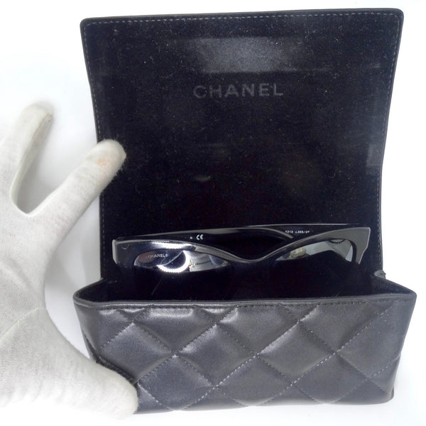 Luske spektrum Bevidst Chanel 5313 CC Butterfly Signature Sunglasses Black – Vintage by Misty