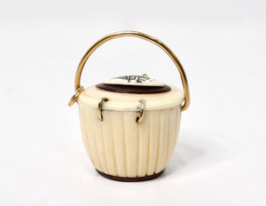 14k Gold Handmade Carved Nantucket Basket Shell Pendant 1970s