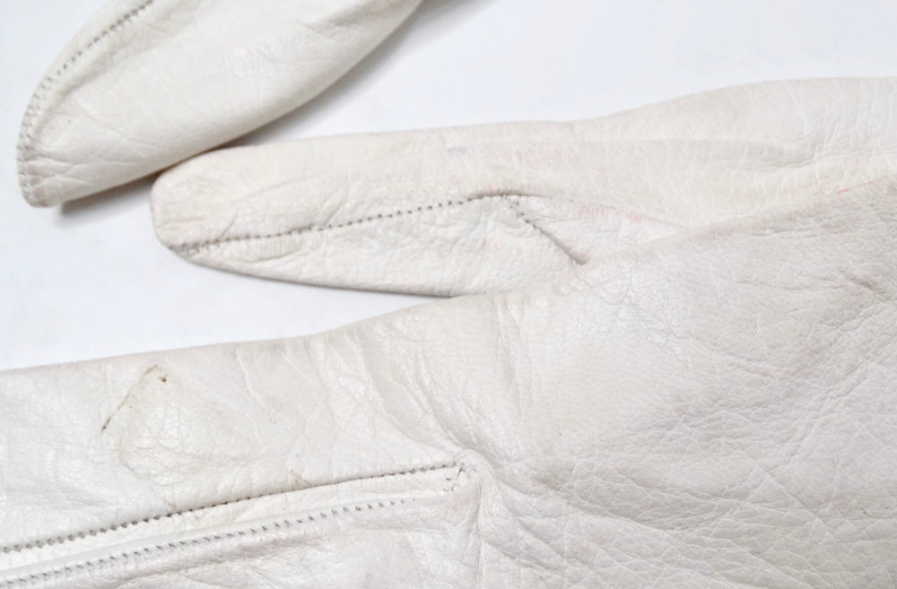 Chanel White Leather Bow Detailed Gloves circa 1990s