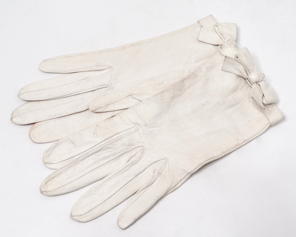 Chanel White Leather Bow Detailed Gloves circa 1990s