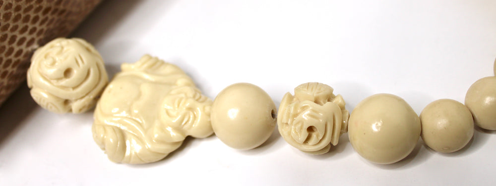 Tan Lizard Embossed Suede & Bone Bead Style Handbag circa 1960s