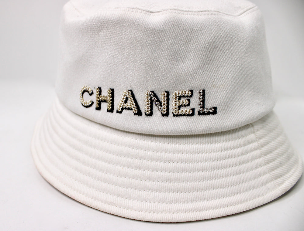 CHANEL バケットハット ホワイト Chanel White Sequin Logo Cotton Denim Bucket Hat – Vintage by Misty