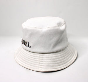 CHANEL バケットハット ホワイト Chanel White Sequin Logo Cotton Denim Bucket Hat – Vintage by Misty