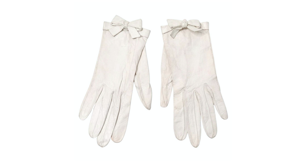chanel handschuhe weiß Chanel White Leather Bow Detailed Gloves circa 1990s
