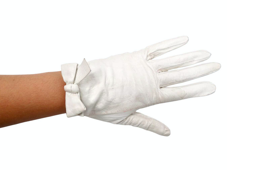 chanel handschuhe weiß Chanel White Leather Bow Detailed Gloves circa 1990s