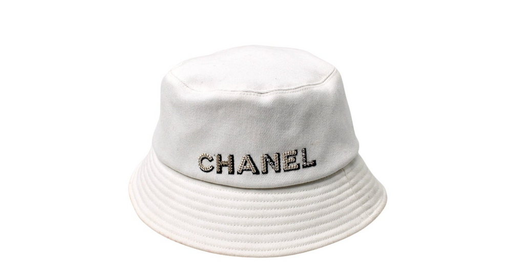 CHANEL バケットハット ホワイト Chanel White Sequin Logo Cotton Denim Bucket Hat – Vintage by Misty