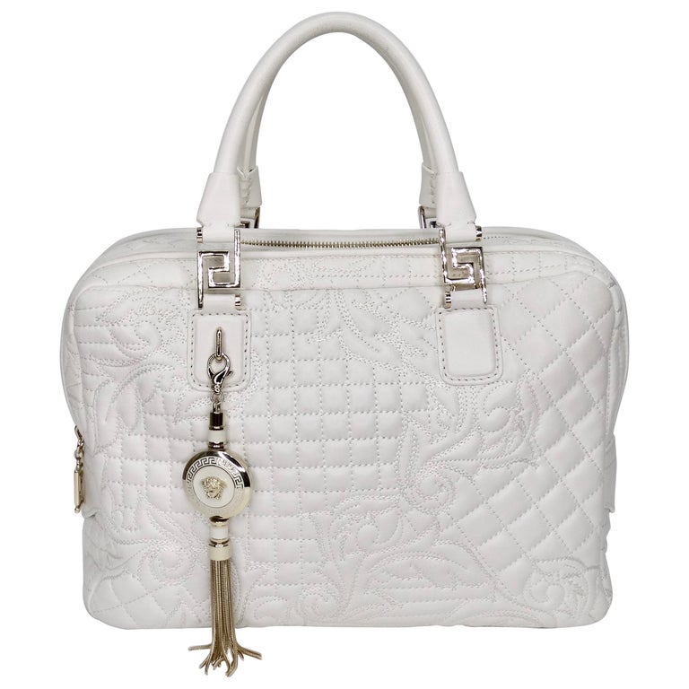 抹*)様 GIANNI VERSACE ホワイトハンドバッグ Authentic Gianni Versace white quilted patent leather “snap