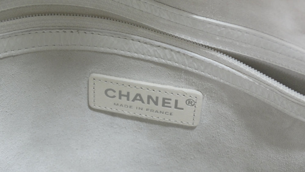 CHANEL Crumpled Patent Small Droplet Hobo White 1043163